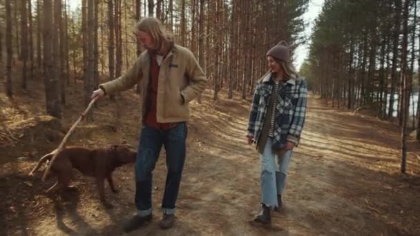 Vit Man Går Med Flickvän Skogen Håller Träklubba Och Leker — Stockvideo