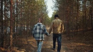 Dışardaki çiftin el ele tutuşup güneşli bahar günlerinde köpeklerle orman yolunda yürüdüklerini gördüm.