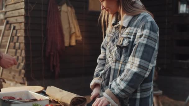 Incline Tiro Jovem Mulher Alegre Cortando Legumes Para Cozinhar Churrasco — Vídeo de Stock