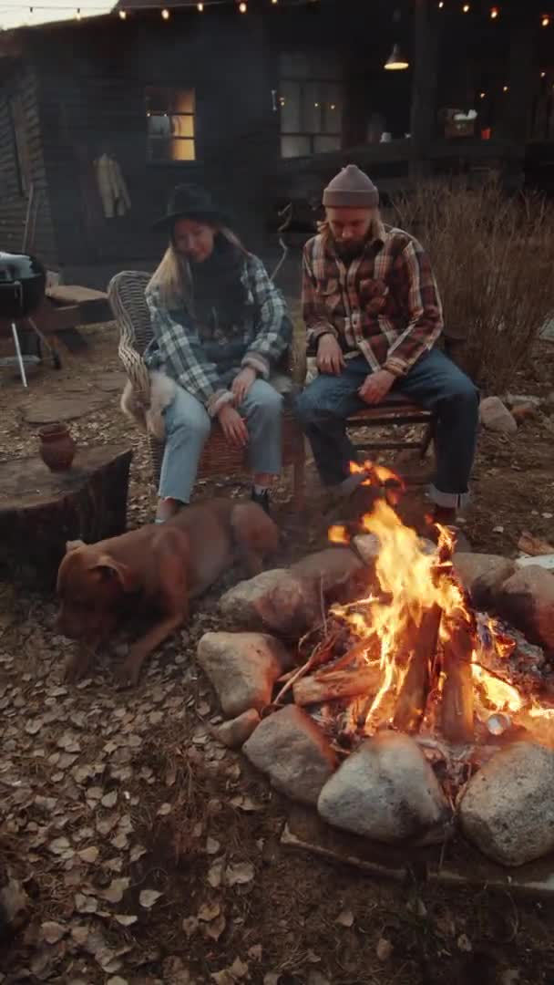 Vertical Shot Romantic Couple Sitting Bonfire Evening Lovely Pit Bull — Stock Video