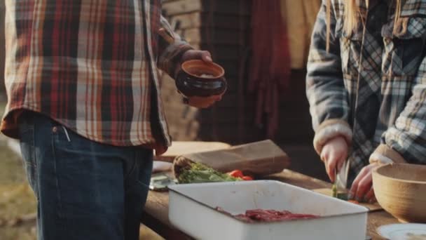 Uomo Salatura Bistecche Carne Piatto Prima Cuocerli Sul Barbecue Come — Video Stock