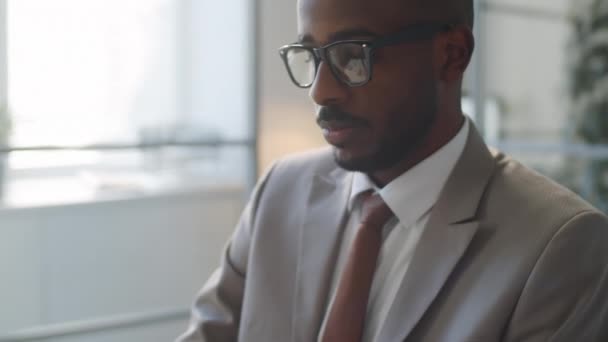 Resmi Takım Elbiseli Gözlüklü Genç Afro Amerikan Adamının Ofis Masasında — Stok video