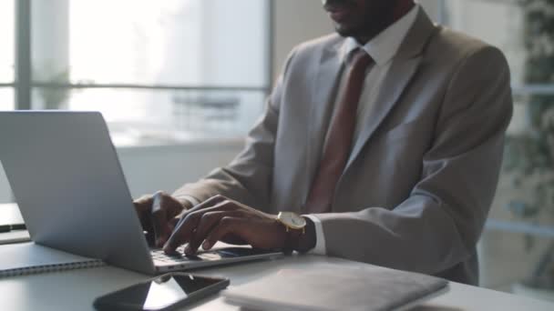 Arc Midsection Shot Afro American Businessman Formal Suit Typing Laptop — Αρχείο Βίντεο