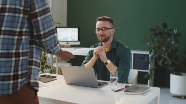 Ung Vit Man Som Arbetar Kontoret Skrivbord Hälsning Svart Manlig — Stockvideo