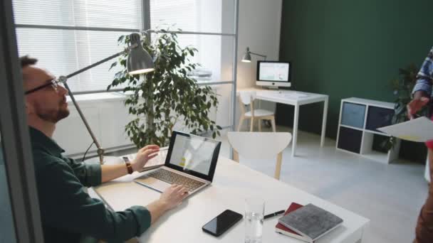 Homme Caucasien Travaillant Sur Ordinateur Portable Bureau Tandis Que Son — Video