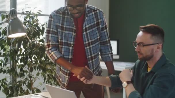 Joven Afroamericano Saludo Compañero Trabajo Caucásico Con Apretón Manos Discutir — Vídeos de Stock