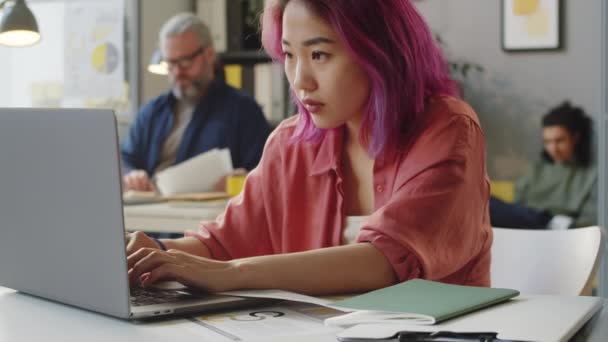 Incline Retrato Tiro Jovem Asiática Trainee Feminino Com Cabelo Rosa — Vídeo de Stock