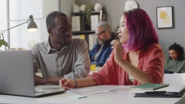 Afro Amerikai Férfi Menedzser Beszél Fiatal Ázsiai Női Gyakornokkal Miközben — Stock videók