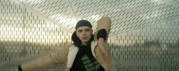 Ingrandisci Scatto Anamorfico Giovane Ballerino Streetwear Piedi All Aperto Davanti — Video Stock