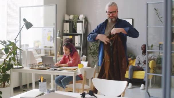 Homme Âgé Marchant Dans Bureau Centre Appels Assis Bureau Portant — Video