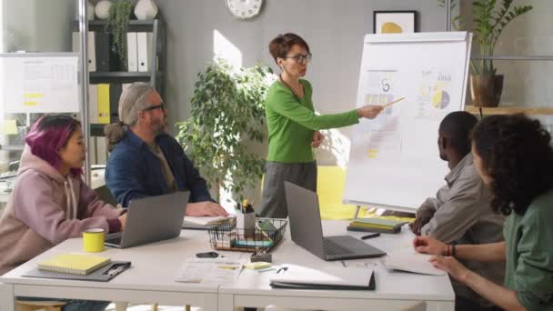 Mulher Negócios Meia Idade Por Flipchart Dando Apresentação Colegas Multiétnicos — Vídeo de Stock