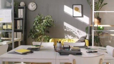 Modern ofiste bilgisayarla, akıllı telefonla, belgelerle ve kitaplarla çalışabilir görüntüyü yakınlaştır.