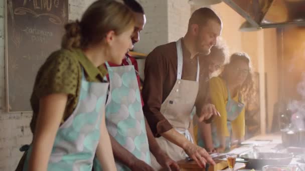 Chef Masculino Avental Explicando Algo Para Grupo Homens Mulheres Multiétnicos — Vídeo de Stock