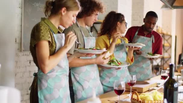 Bedrijf Van Jonge Diverse Vrienden Schorten Eten Bespreken Salades Tijdens — Stockvideo