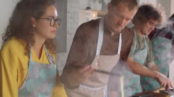 Cuoco Maschio Grembiule Con Lingue Mentre Prende Pasta Dalla Pentola — Video Stock