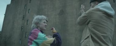 360 derecelik bir açıyla genç ve modaya uygun giyinen kadın ve erkeğin birbirlerine bakıp açık havada dans etmelerini izliyoruz.