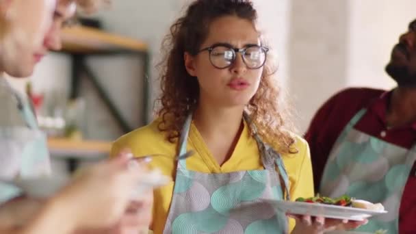 Jonge Vrouw Eten Genieten Van Salade Gekookt Tijdens Culinaire Masterclass — Stockvideo