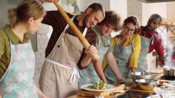 Chef Masculin Utilisant Moulin Poivre Géant Tout Ajoutant Des Épices — Video