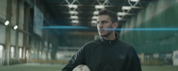 Zoom Tiro Anamórfico Jogador Futebol Bonito Sportswear Segurando Bola Olhando — Vídeo de Stock