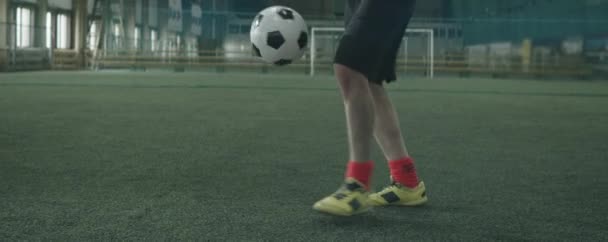 Anamórfico Inclinar Tiro Atleta Masculino Caucasiano Sportswear Malabarismo Bola Futebol — Vídeo de Stock