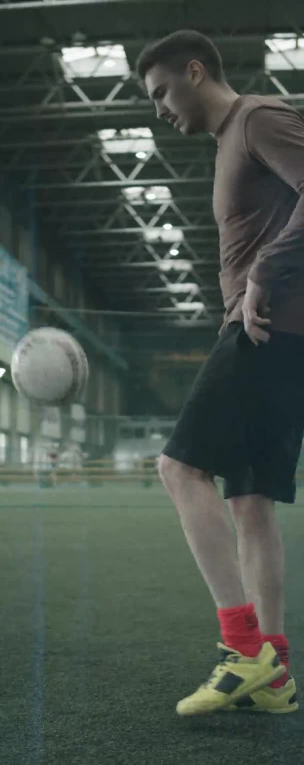Anamorfe Verticale Schot Van Atletische Voetballer Jongleren Bal Tijdens Training — Stockvideo