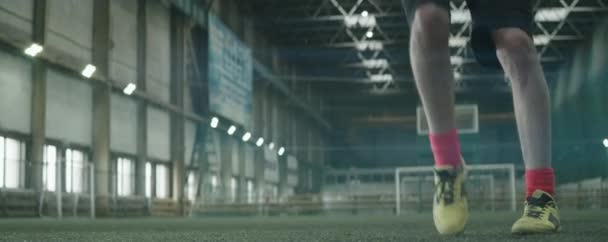 男子职业足球运动员在室内足球场上运球时腿的低段变形射击 — 图库视频影像