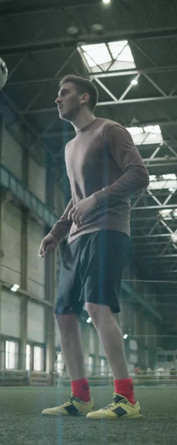 Pionowe Ujęcie Anamorficzne Młodego Białego Sportowca Żonglującego Piłką Nożną Podczas — Wideo stockowe