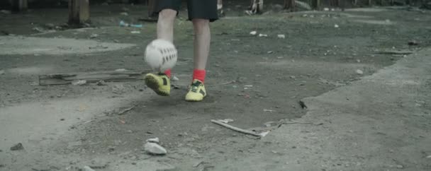 Anamorficzne Tilt Shot Męskiej Piłki Nożnej Sportowiec Żonglerka Piłki Nożnej — Wideo stockowe