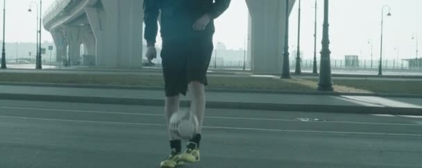 Anamorficzne Nachylenie Górę Ujęcie Profesjonalnego Piłkarza Żonglującego Piłką Równoważącego Karku — Wideo stockowe