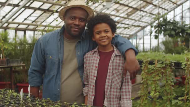 Portret Szczęśliwego Afro Amerykańskiego Farmera Małego Synka Obejmującego Pozującego Kamery — Wideo stockowe