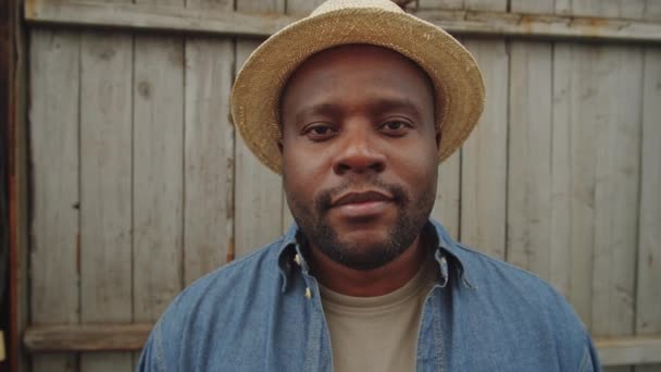 Porträtt Afro Amerikansk Manlig Bonde Halmhatt Och Jeansskjorta Som Står — Stockvideo