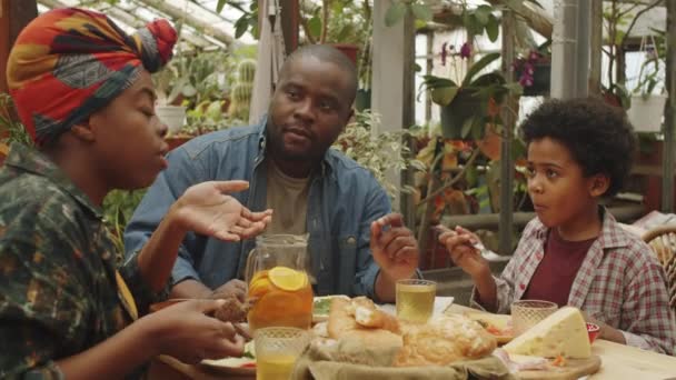 Neşeli Afro Amerikan Anne Baba Küçük Oğlu Aile Çiftliğinde Yemek — Stok video