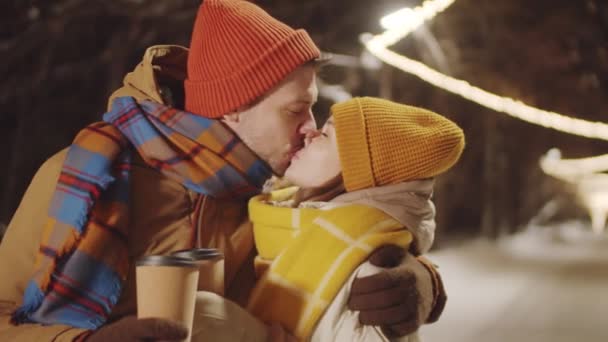 Retrato Pareja Romántica Ropa Abrigo Sosteniendo Para Tazas Café Besándose — Vídeos de Stock