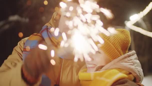 Hombre Alegre Saludando Con Chispa Navidad Abrazando Besando Novia Feliz — Vídeos de Stock