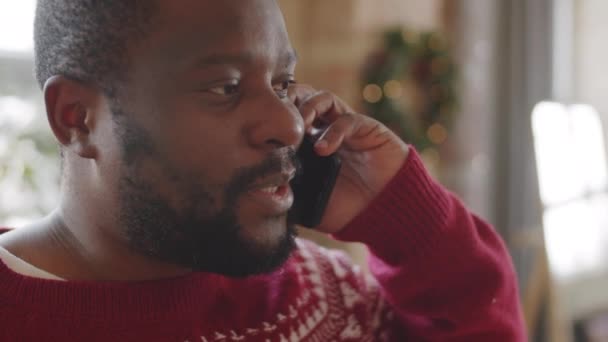 Κοντινές Λήψεις Αφρο Αμερικανών Χριστουγεννιάτικο Πουλόβερ Μιλώντας Στο Κινητό Τηλέφωνο — Αρχείο Βίντεο