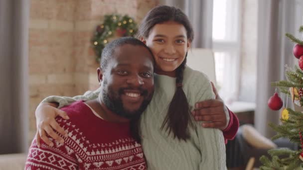 Retrato Pai Filha Afro Americana Alegre Abraçando Sorrindo Para Câmera — Vídeo de Stock