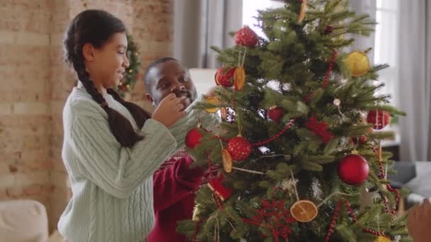 Vidám Afro Amerikai Lány Díszítő Karácsonyfa Anya Apa Otthon — Stock videók