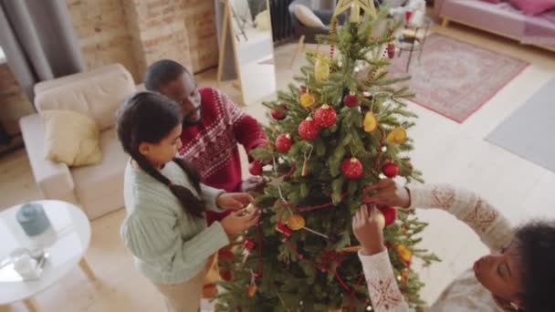 Nagy Látószögű Felvétel Afro Amerikai Család Díszítő Karácsonyfa Együtt Nappaliban — Stock videók