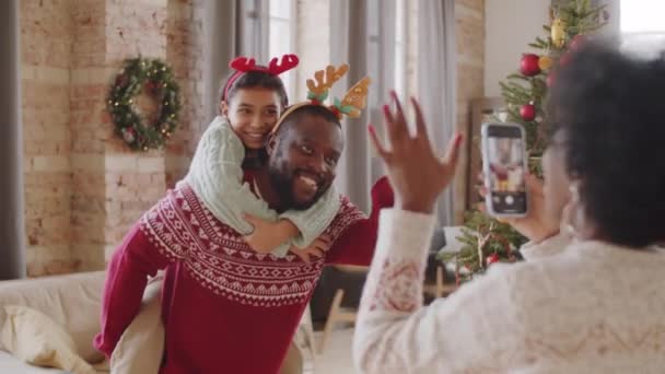 Positivo Pai Afro Americano Chifre Veado Headband Segurando Filha Feliz — Vídeo de Stock