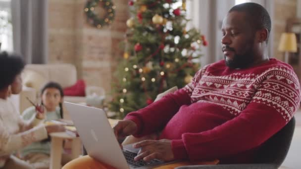 Homem Afro Americano Sentado Casa Usando Laptop Enquanto Esposa Filha — Vídeo de Stock