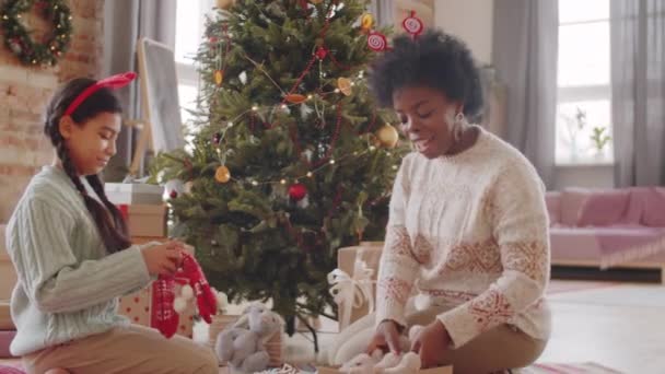 Madre Hija Afro Americanas Positivas Diademas Festivas Sentadas Piso Casa — Vídeos de Stock