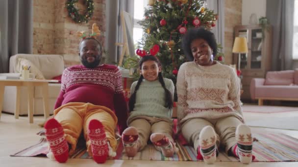 Vreugdevolle Afro Amerikaanse Familie Vakantie Hoofdbanden Sokken Zitten Vloer Buurt — Stockvideo
