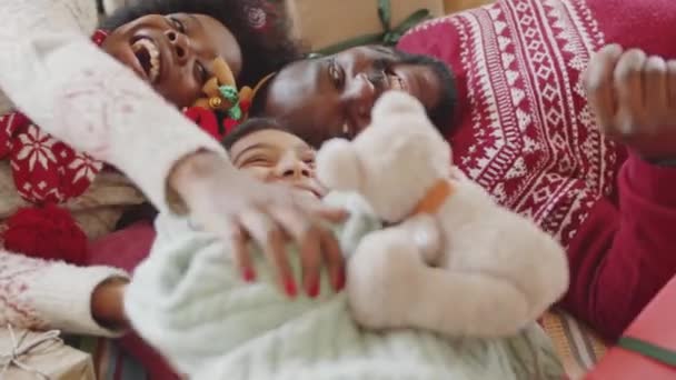 Detailní Záběr Radostné Afroamerické Dívky Držící Hračku Hrát Veselými Rodiči — Stock video