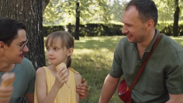 Retrato Médio Filmagem Casal Lindo Lgbtq Passar Dia Verão Maravilhoso — Vídeo de Stock