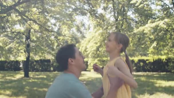Κρατούσε Βίντεο Αργής Κίνησης Χαρούμενο Νεαρό Πατέρα Απολαμβάνει Χρόνο Του — Αρχείο Βίντεο