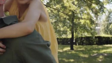 Yetişkin bir adamın sevimli kızıyla parkta ata binerken çekilmiş yavaş çekim görüntüleri.