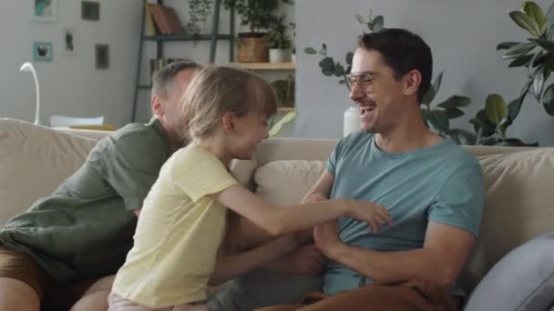 Dois Homens Passando Tempo Com Sua Filhinha Divertindo Sala Estar — Vídeo de Stock