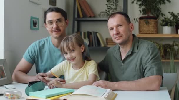 Modernos Pais Lgbtq Passam Tempo Com Sua Filha Ajudando Conversando — Vídeo de Stock