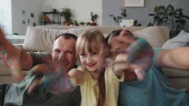 Eşcinsel erkeklerin el yapımı orta boy portresi ve parmak boyası yaptıktan sonra el sallayan sevimli çocukları.