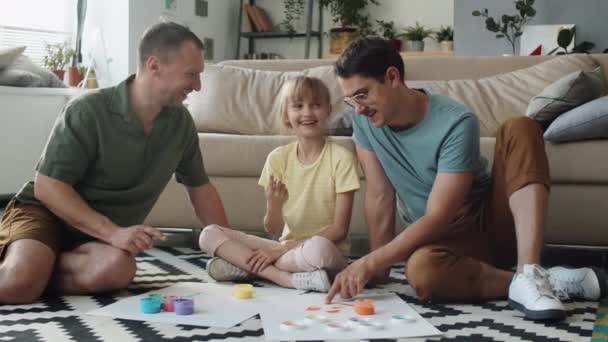 Famille Lgbtq Avec Une Petite Fille Assise Sur Sol Dans — Video